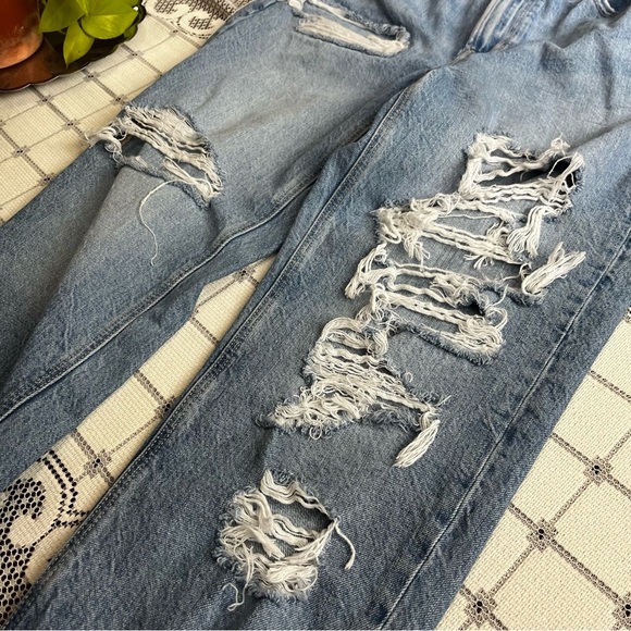 American Eagle high-rise distressed mom Jean size 8 - Picture 8 of 11